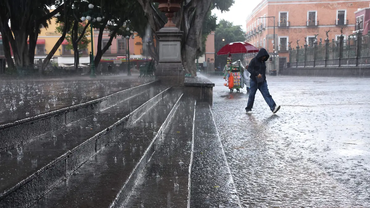 Lluvias en Puebla dejan apagones, árboles caídos e inundaciones en varias zonas de la capital