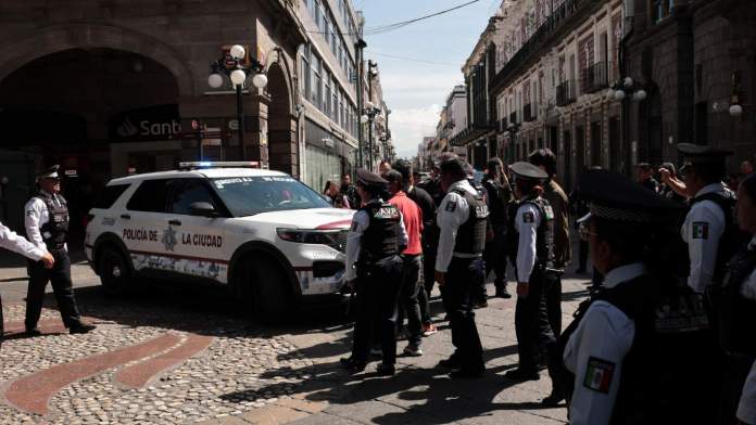 Genera tensión operativo contra la venta ambulante de talavera en el Centro Histórico de Puebla