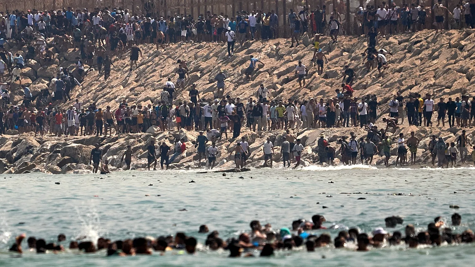 Aumenta a 72 la cifra de migrantes fallecidos tras entrada masiva a Ceuta, según el gobierno español