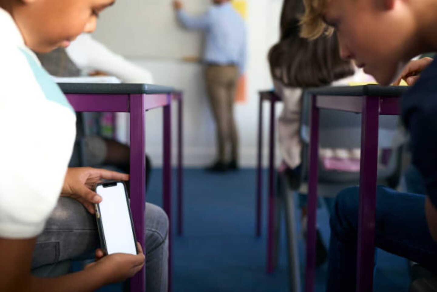 Celulares en escuelas de Nuevo León: ¿los alumnos podrán llevarlos a clases?