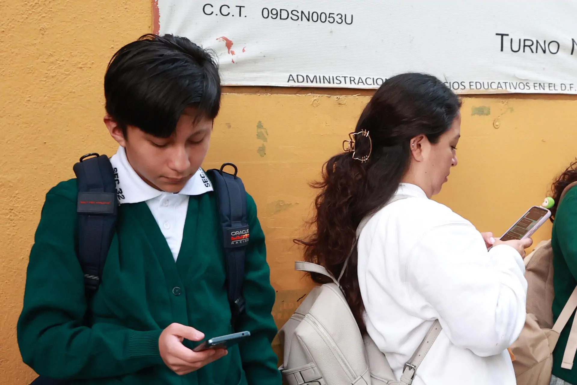 ¿Fuera celulares del salón? La SEP y los maestros le dicen fuera a las pantallas en clase