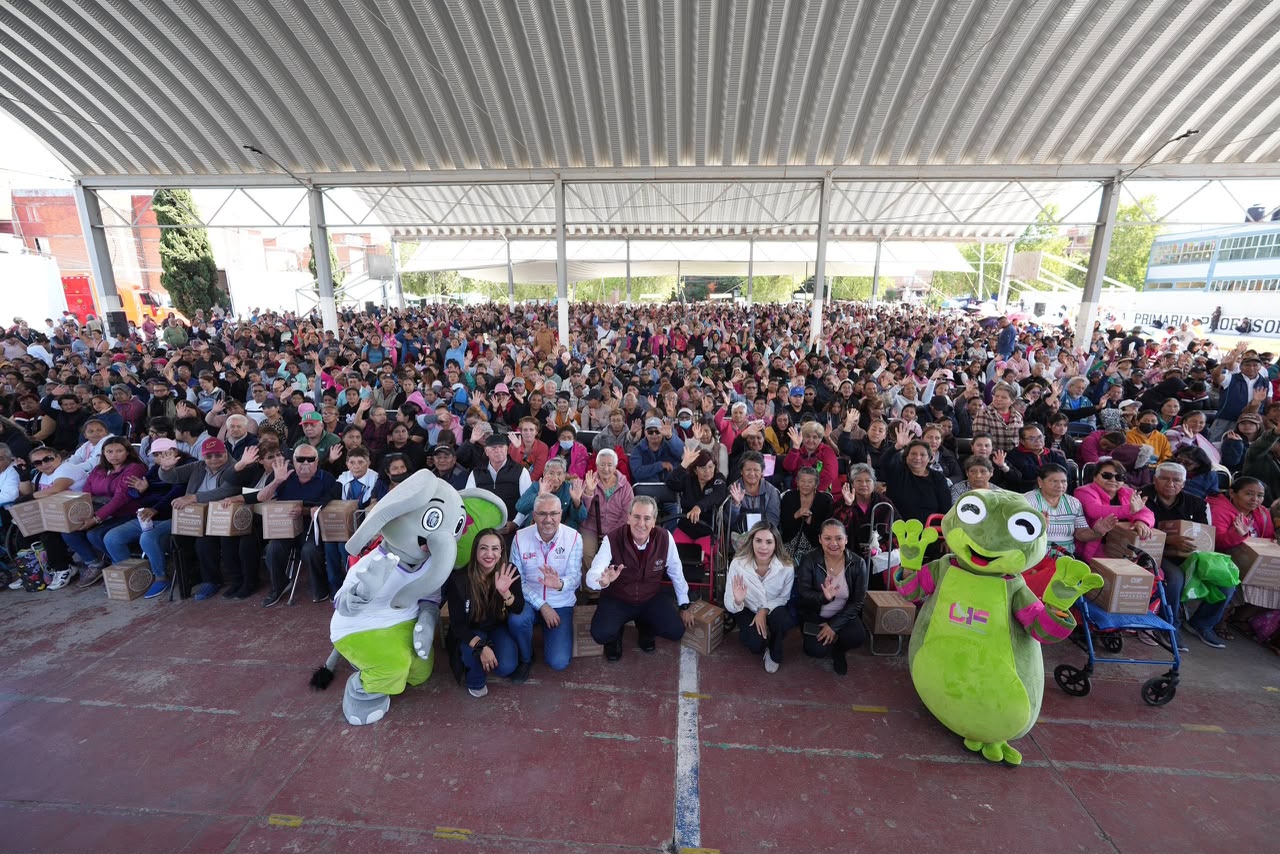 Pepe Chedraui entrega despensas de Alimentación Imparable en Agua Santa, Puebla