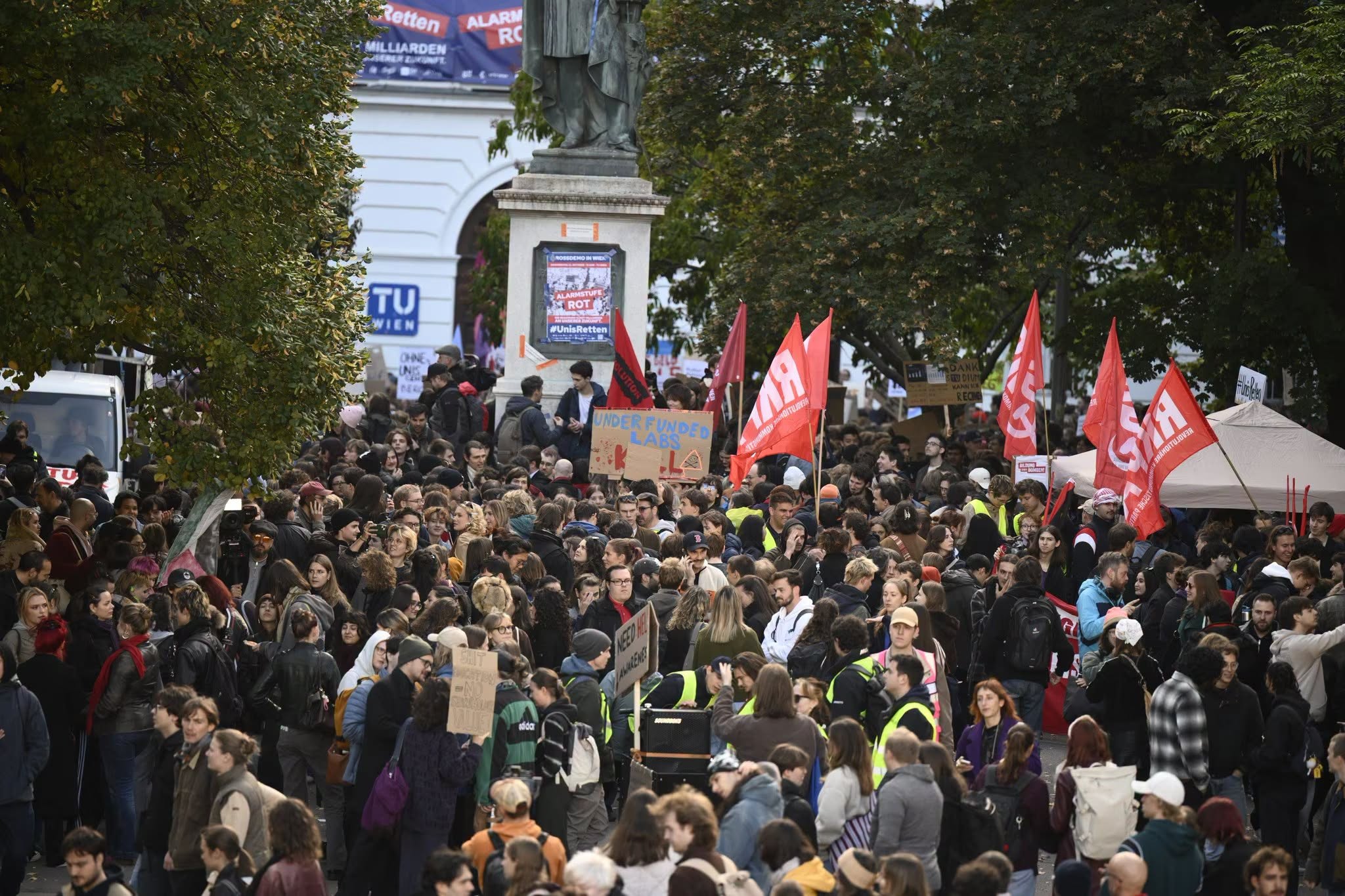 30 mil estudiantes protestan en Viena contra recortes presupuestarios a universidades