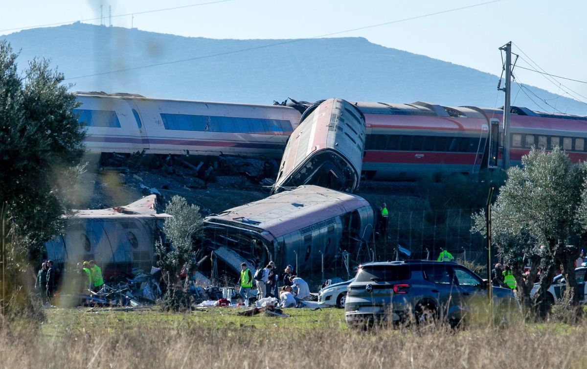 Tragedia ferroviaria en España: choque de trenes de alta velocidad deja al menos 68 fallecidos