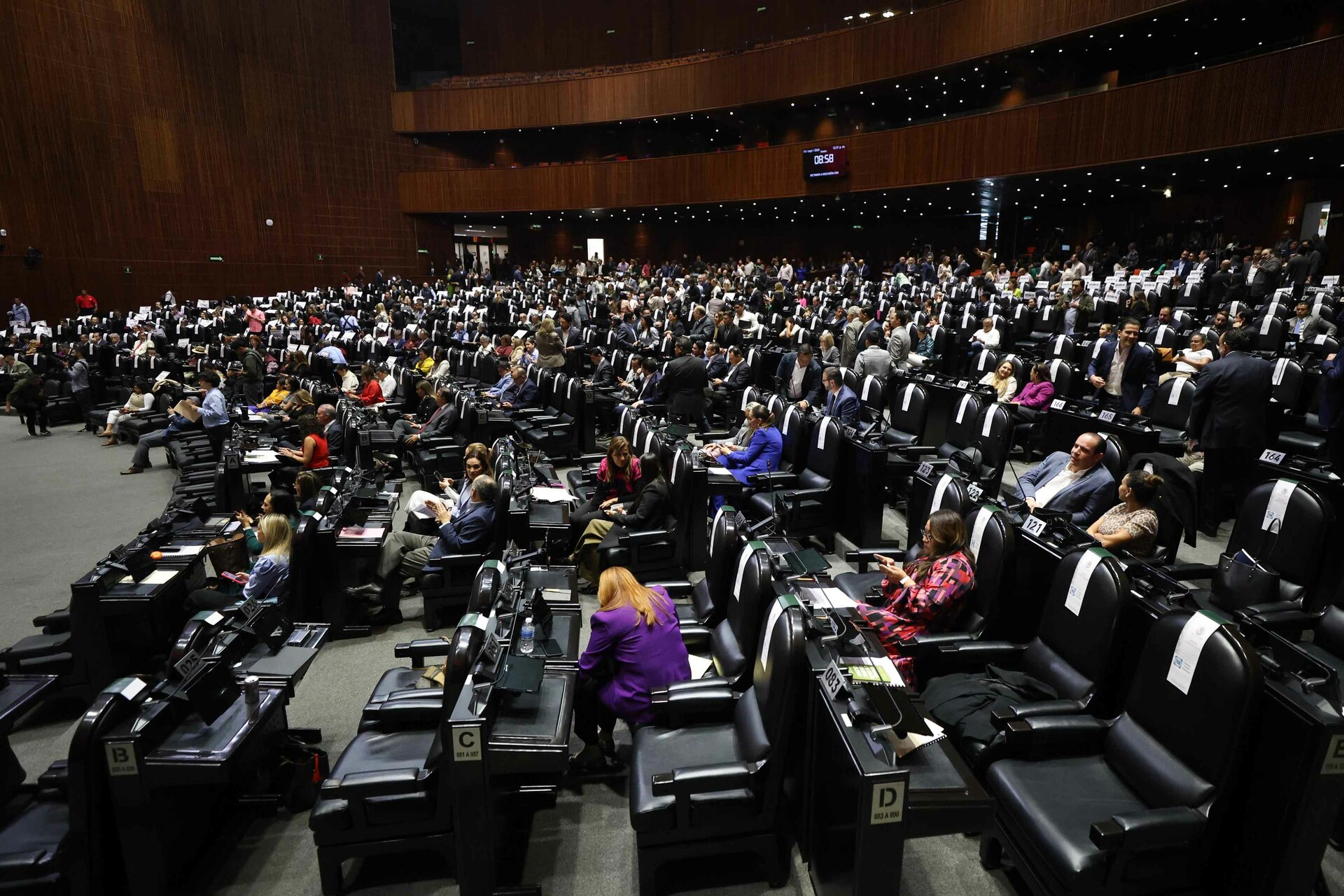 Diputados aprueban la “Ley Antimemes”; reforma contempla hasta cinco años de prisión