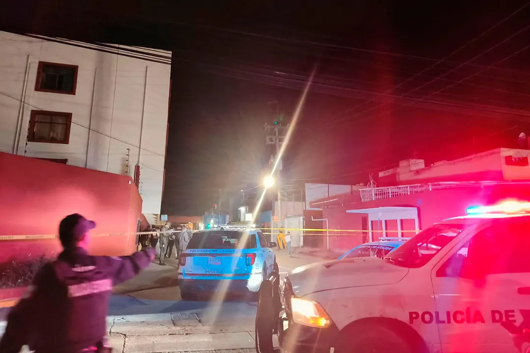 Atacan a balazos camioneta de mando de la FGE en Puebla; un agente ministerial resulta herido