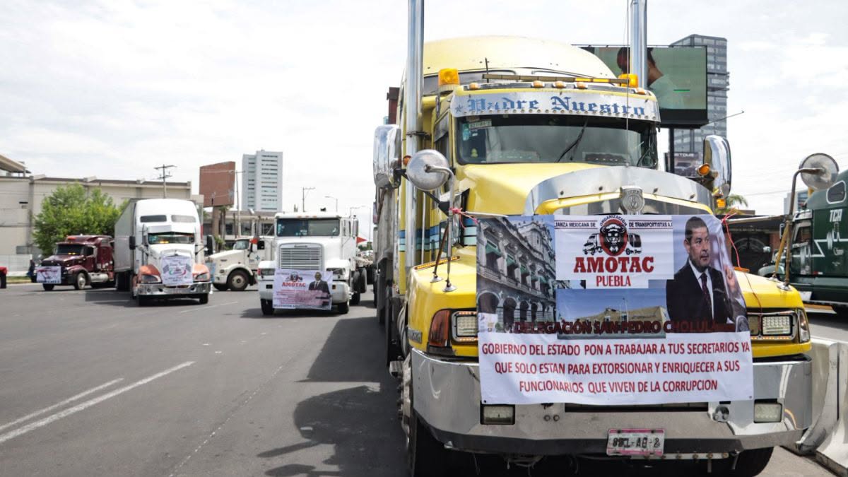 Sin acuerdo real, AMOTAC mantiene paro nacional y toma accesos carreteros de Puebla