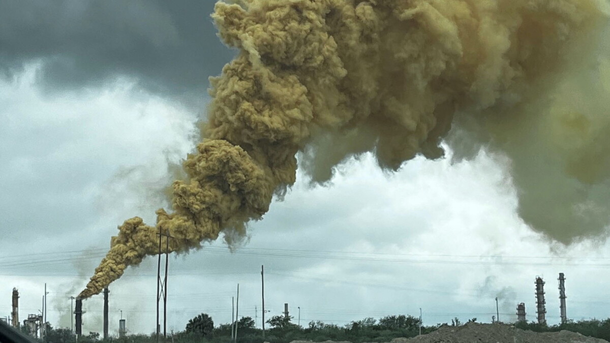 Rastrean fétidos olores en Monterrey hasta la Refinería de Cadereyta; Nuevo León exige intervención federal
