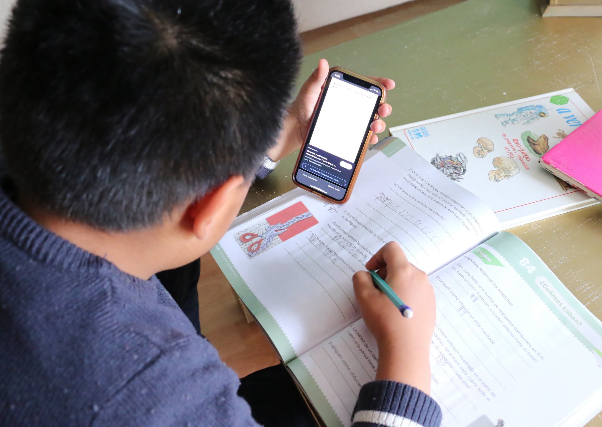 A debate el uso de celulares y redes sociales en escuelas: SEP alista consulta docente en las 32 entidades