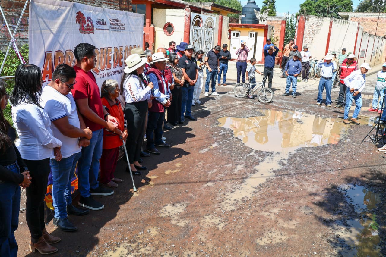 Rehabilitan calles en Santiago Momoxpan y San Diego Cuachayotla, San Pedro Cholula