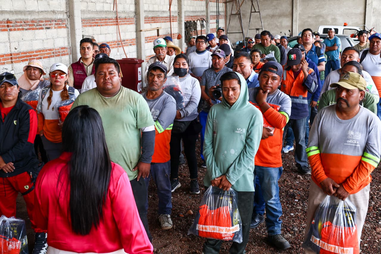 Cuidan a quienes limpian Cholula: Tonantzin Fernández entrega botas y equipo al personal de recolección