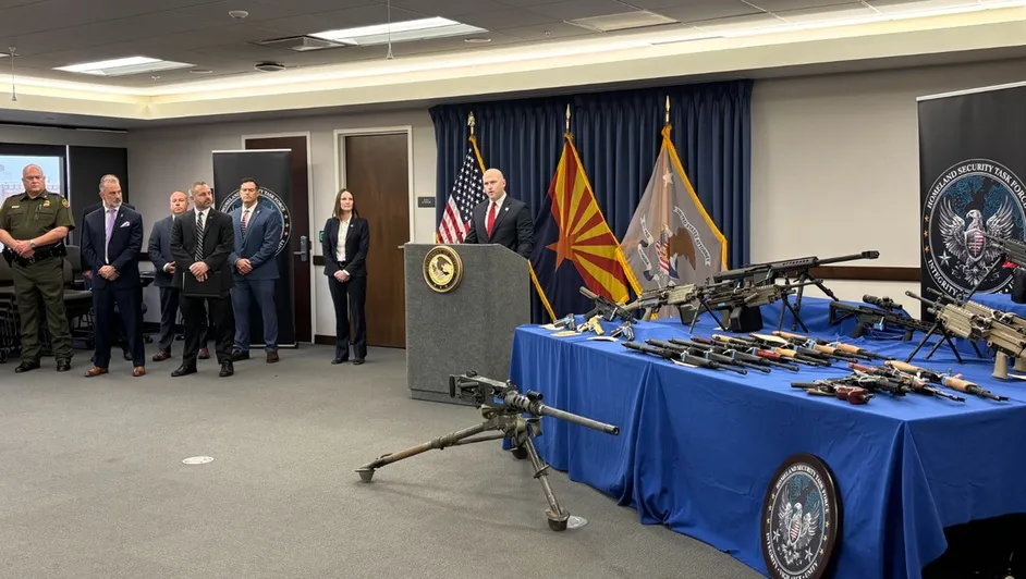 Desarticulan red de 28 presuntos traficantes de armas en Arizona; habrían enviado arsenal a México desde 2024