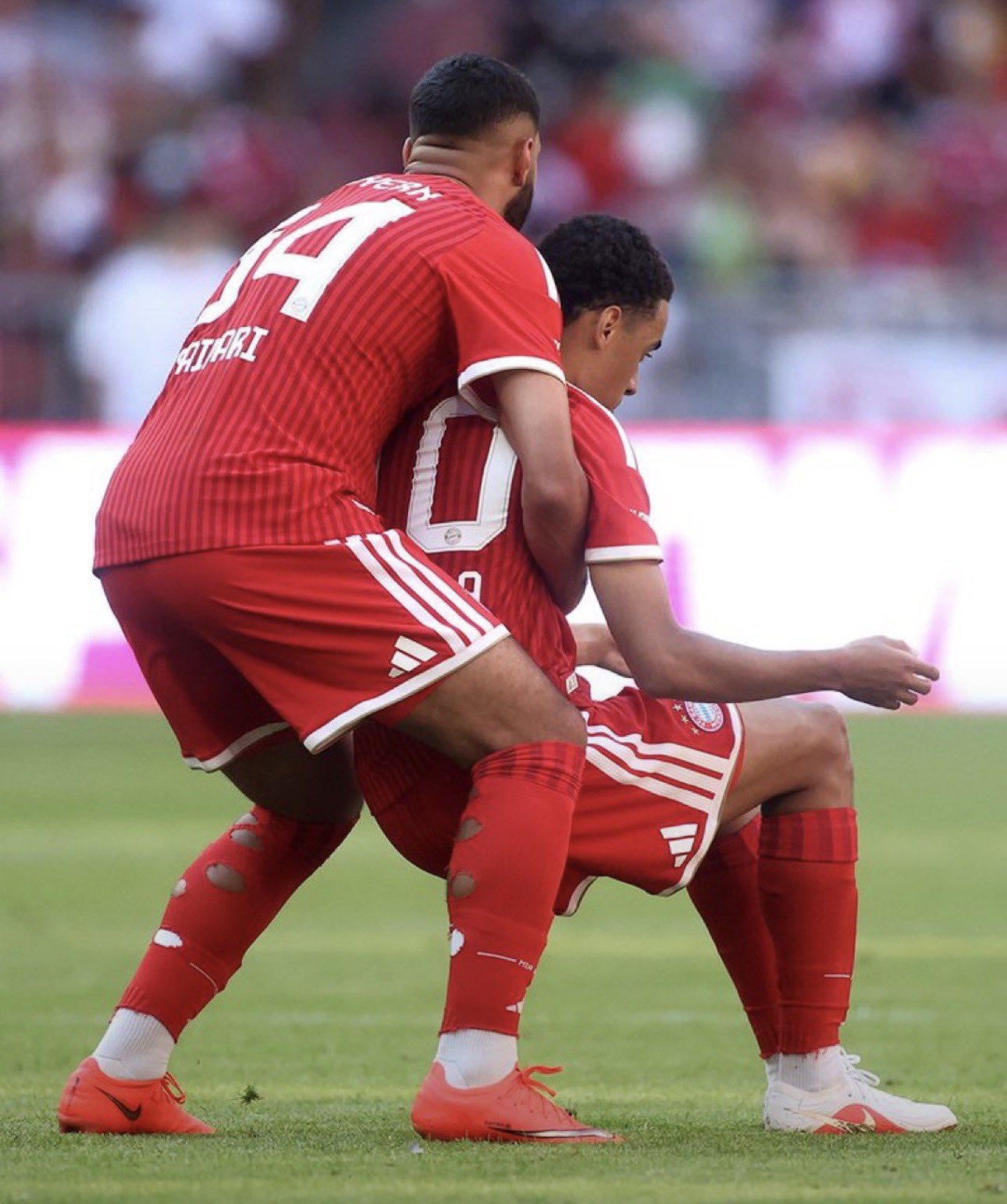 Jamal Musiala rompe el silencio tras sus desmayos y aclara su condición de salud con el Bayern Múnich