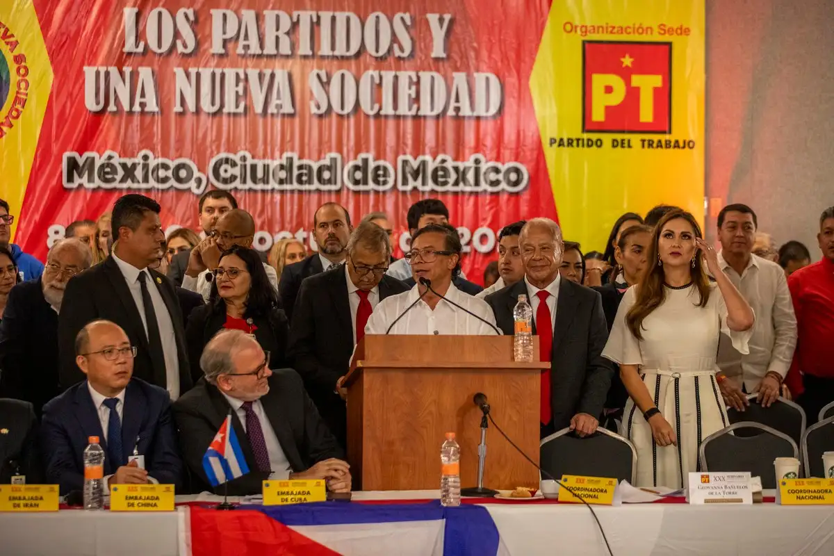 Petro compara a Trump con Hitler durante foro del Partido del Trabajo en México