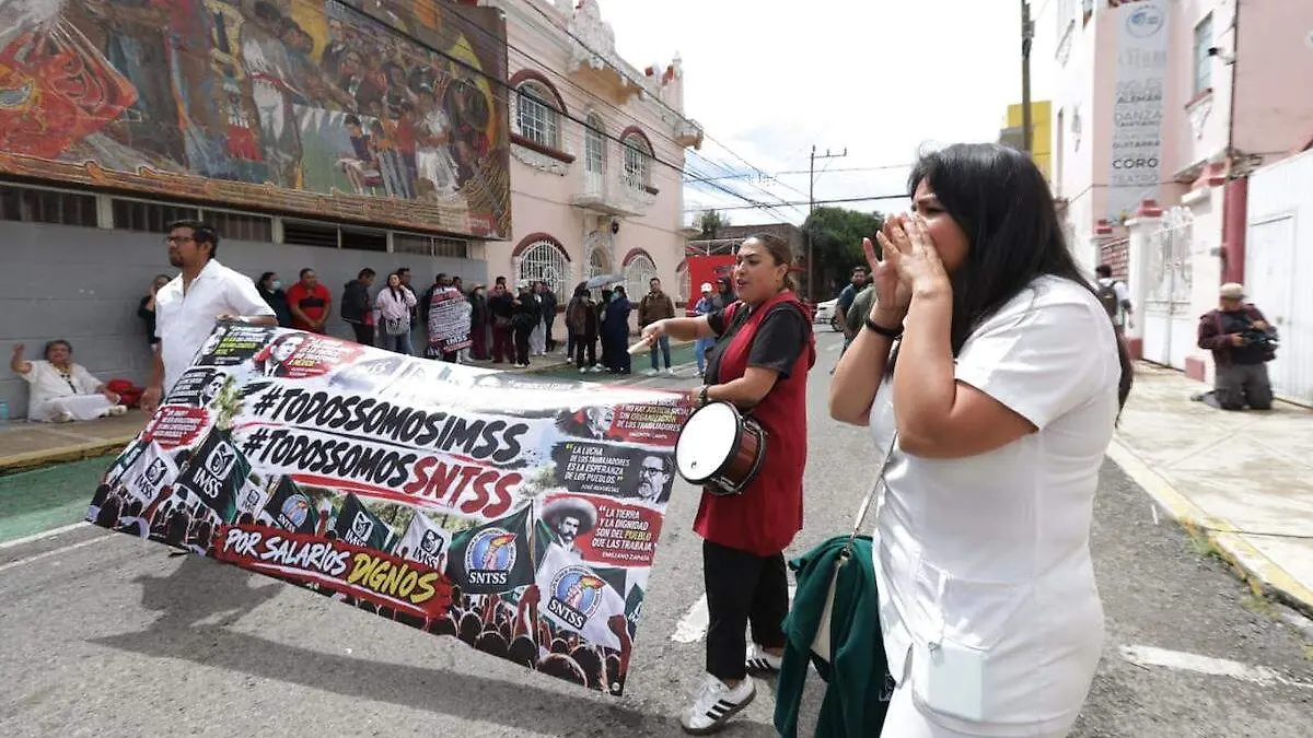 Trabajadores del IMSS convocan a marcha nacional el 14 de octubre; exigen aumento salarial y salida de su líder sindical