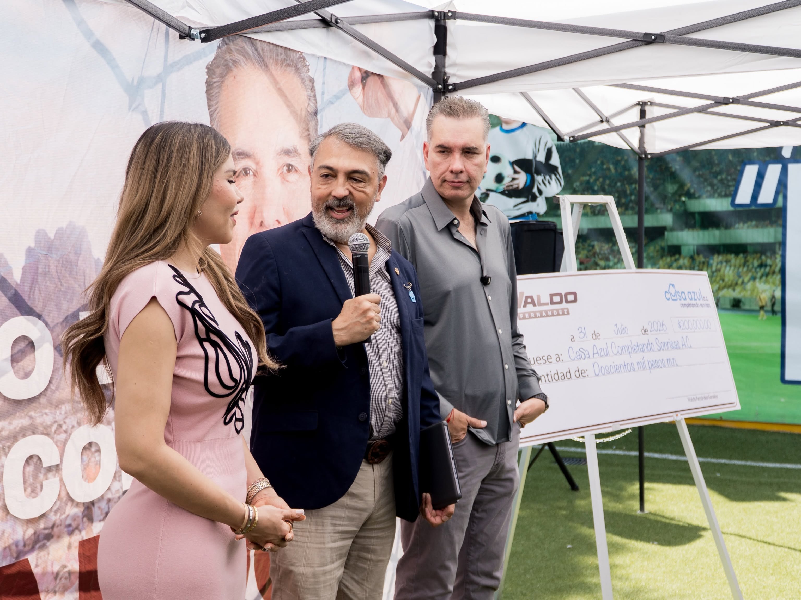 Waldo Fernández dona 200 mil pesos a Casa Azul para cirugías de niñas y niños con labio y paladar hendido