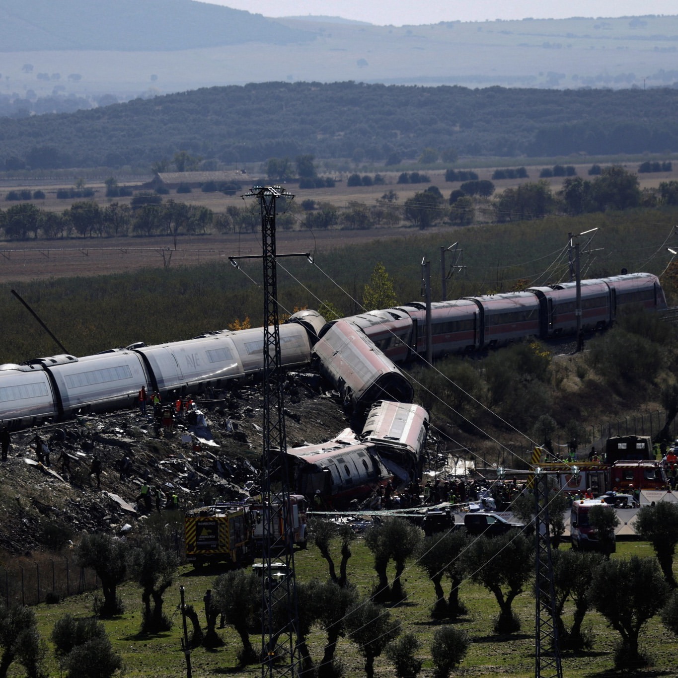 SRE confirma alta médica de 7 mexicanos lesionados en choque de trenes en España y busca a un desaparecido