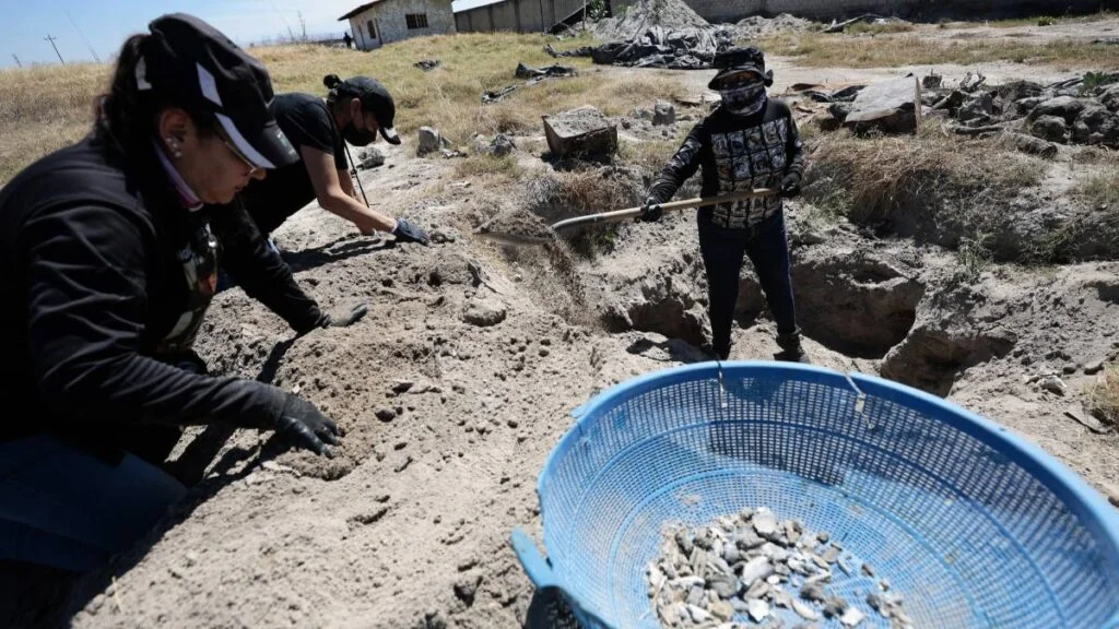 Madres buscadoras llevan ante la FGR el hallazgo acumulado de 1,600 dientes de leche en fosa clandestina de Zacapu
