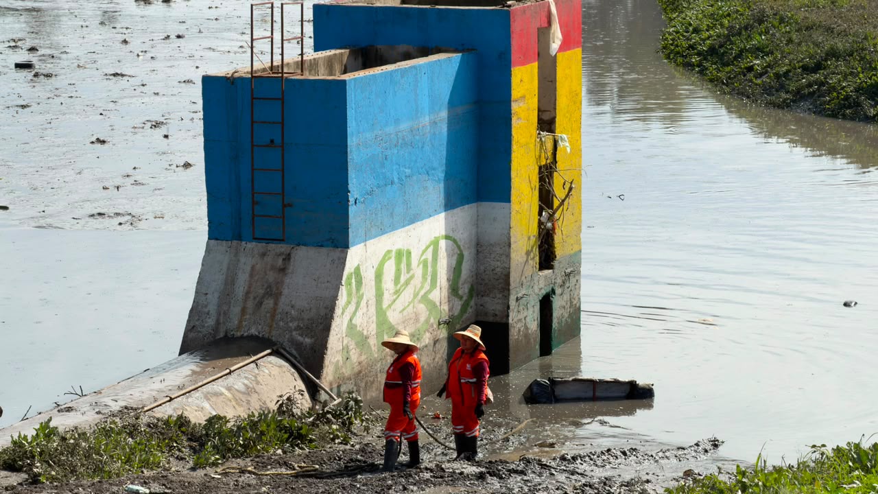 Intensifica gobierno de Pepe Chedraui desazolve en Puente Negro para prevenir desbordamientos