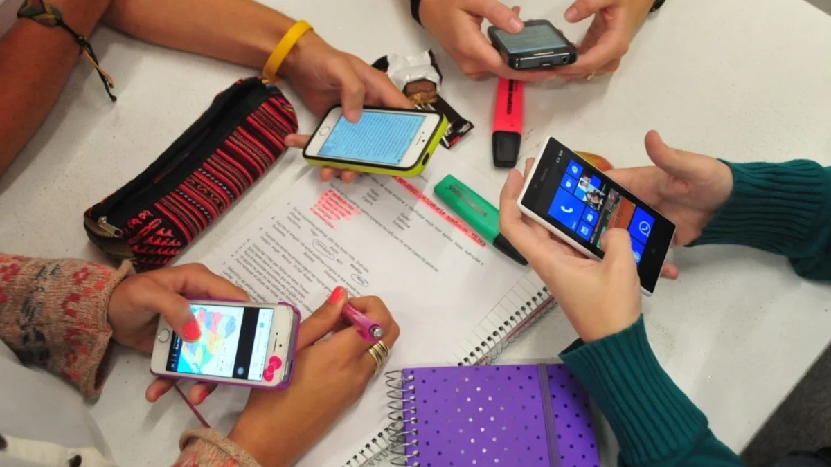 SEP prepara nuevas reglas para restringir el uso de celulares en escuelas