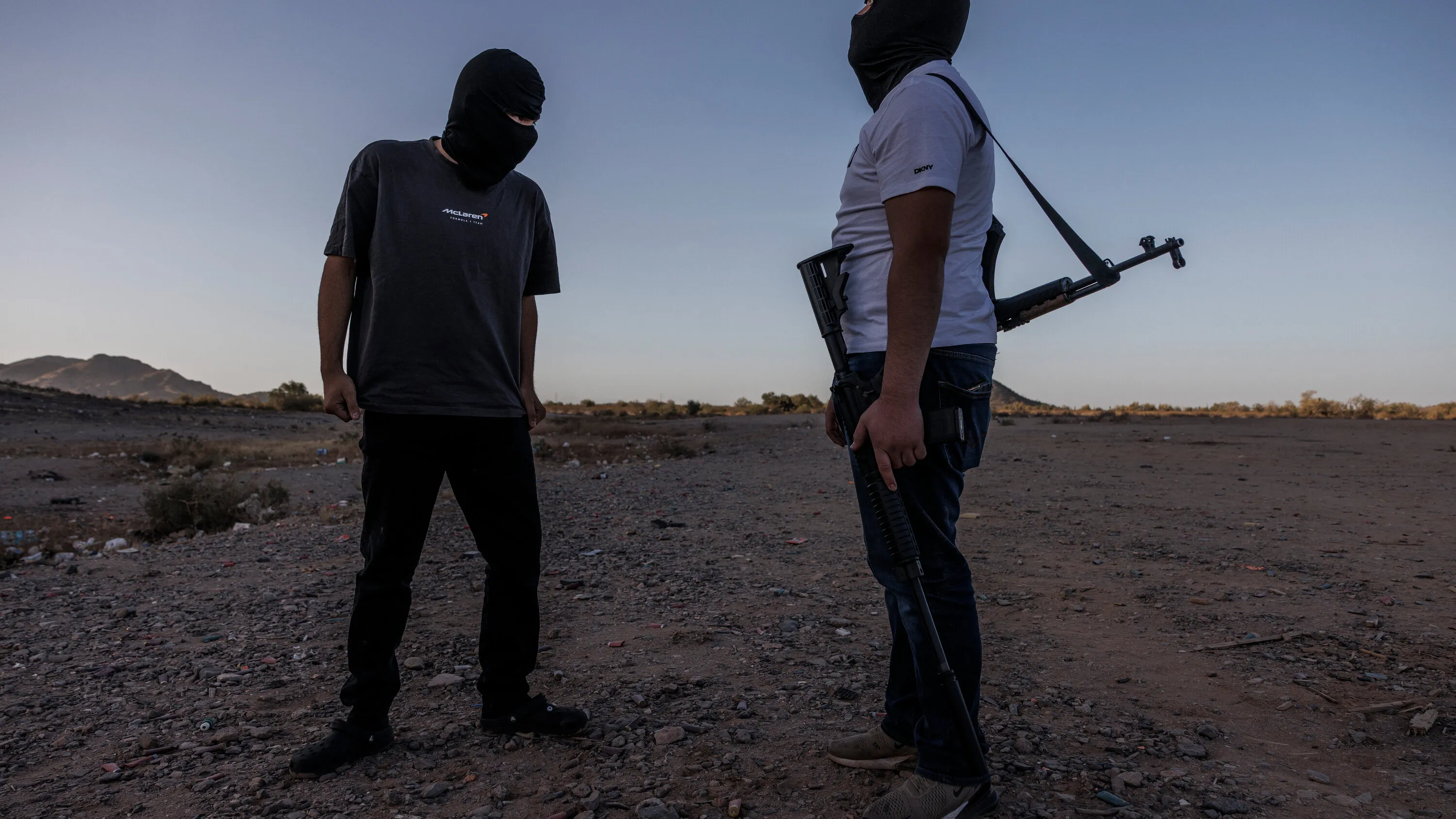 Jóvenes de Arizona venden armas a cárteles mexicanos, revela investigación del NYT