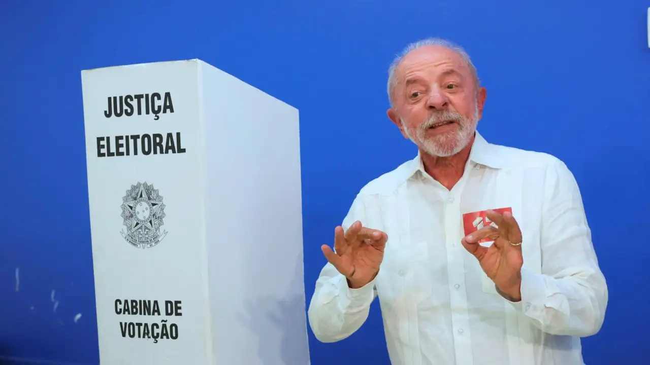 Lula acusa "boicot" de autobuses en el balotaje y extienden dos horas la votación en Brasil