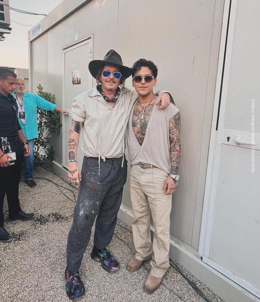 Nodal se toma selfie con Johnny Depp