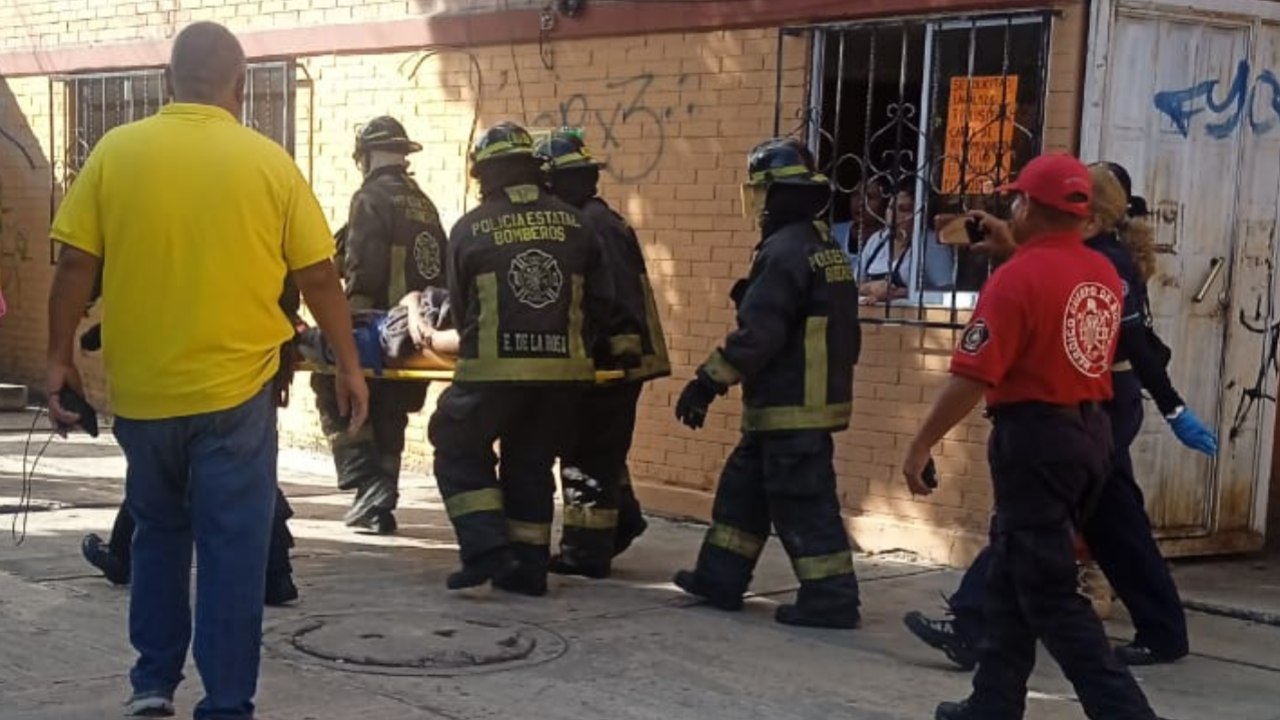 Tres trabajadores se electrocutaron mientras colocaban un anuncio frente al Hospital General del Sur /Foto: Josél Moctezuma