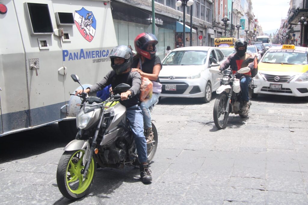 Sólo pueden viajar en una motocicleta hasta dos personas, con casco. Foto: Alejandro Cortés