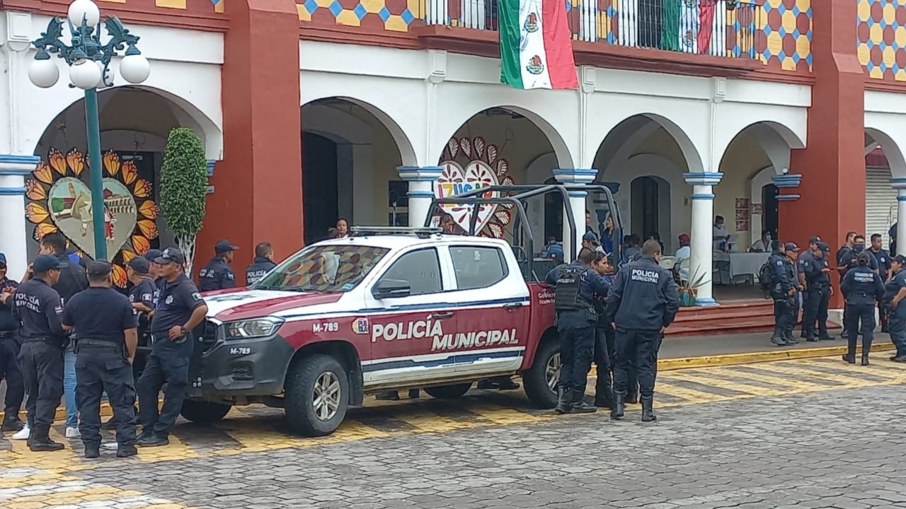 Policías de Izúcar protestan contra alcaldesa