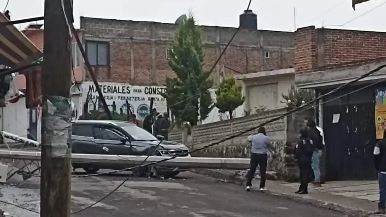Camioneta choca contra poste de luz y deja sin energía a Chiautzingo