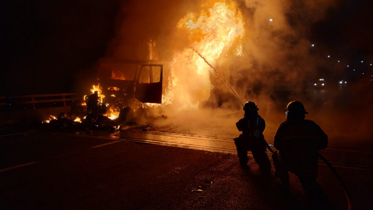 Tráiler cargado con veladoras se incendia en la México-Puebla