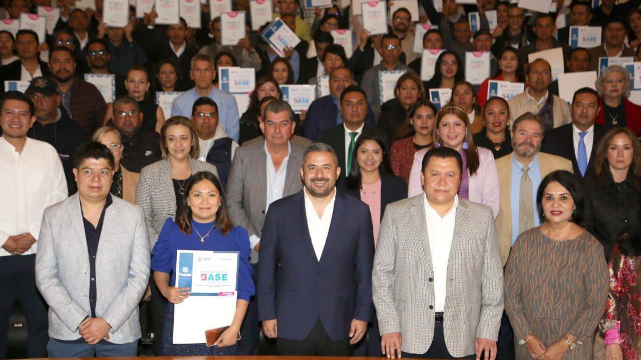 Una \"tradición\", entrega de bases a fin de trienio