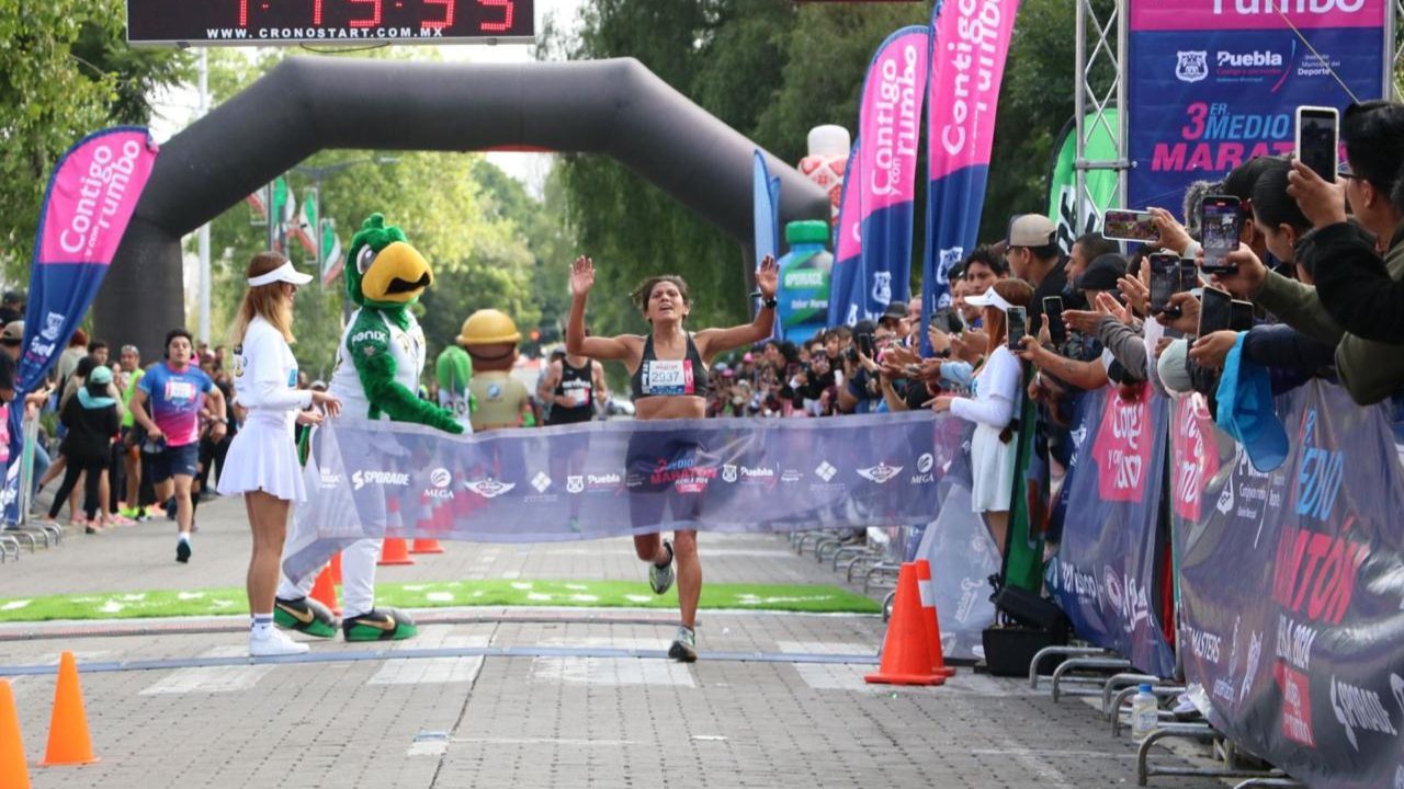 Participan miles en Tercer Medio Maratón de Puebla