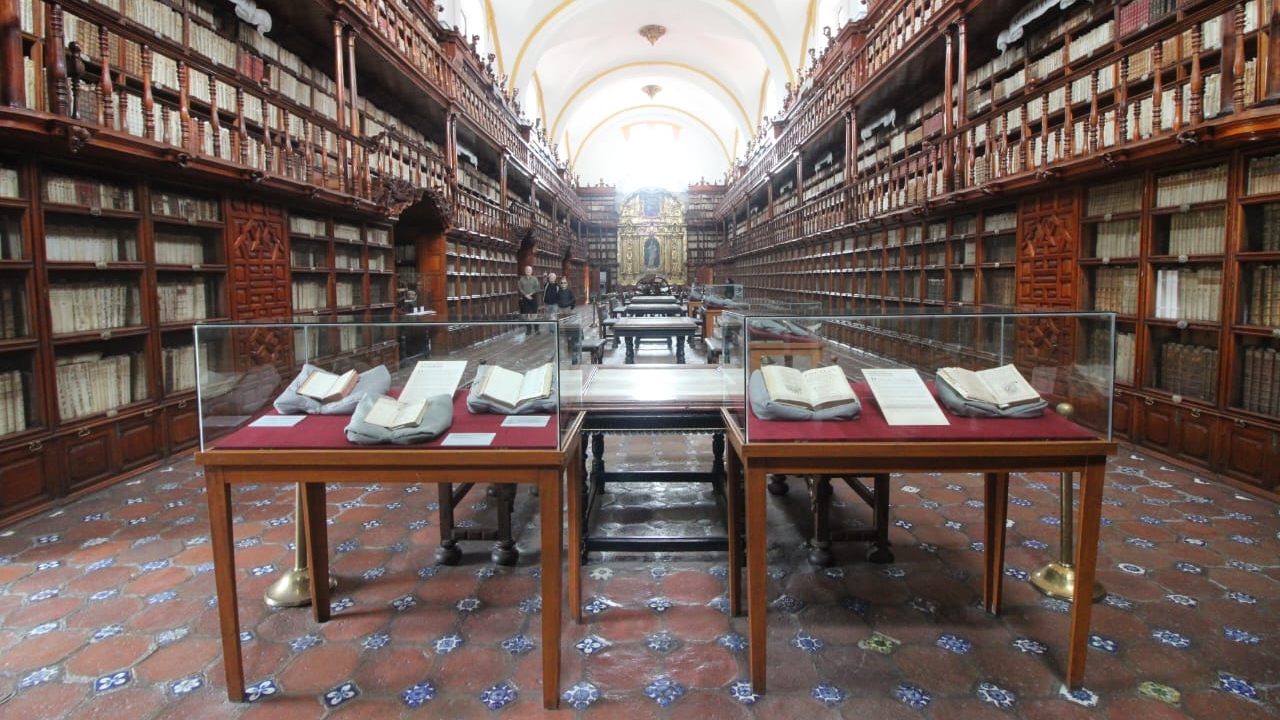 Hallan escritos del medievo en la Palafoxiana
