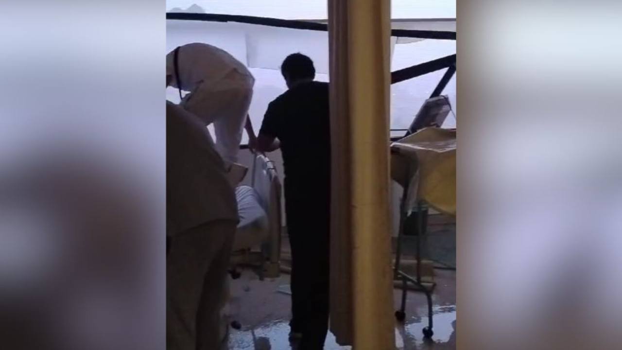 Intensa lluvia rompe cristal en hospital IMSS La Margarita