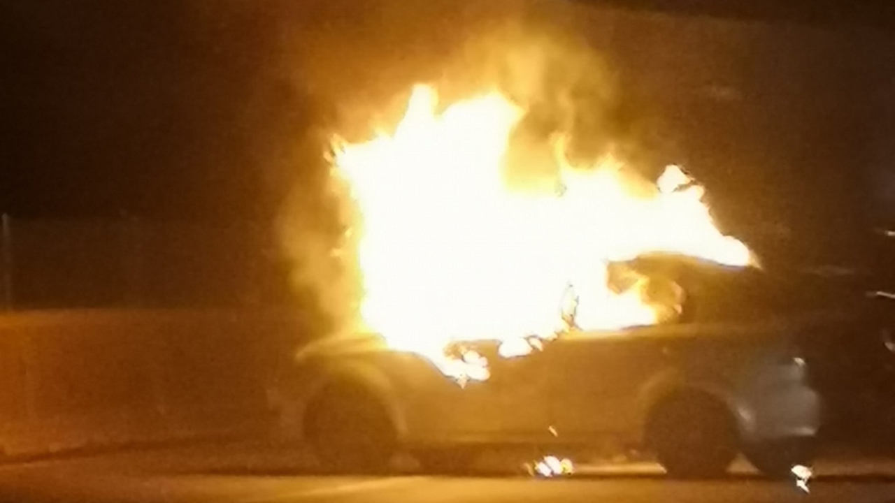 Hallan restos humanos en auto calcinado de la México-Puebla