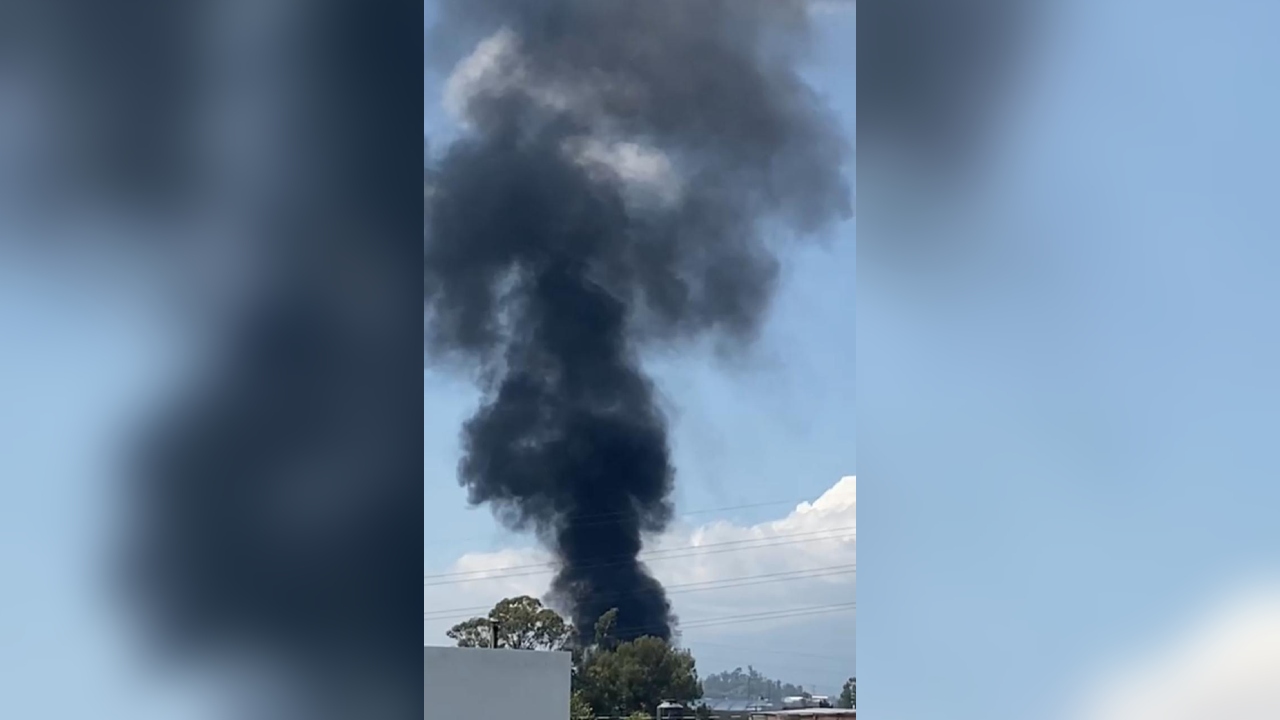 Ocurre aparatoso incendio en fábrica de aceites en Acatepec