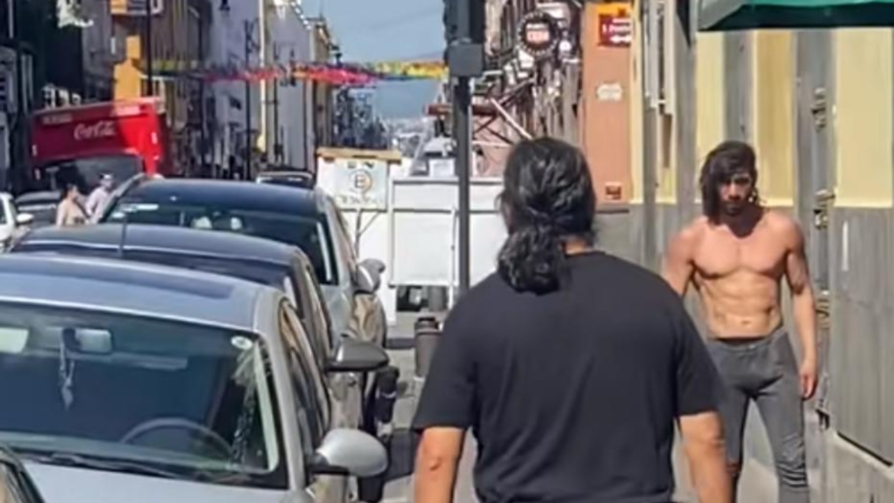 Joven en aparente situación de calle causa furor en Puebla