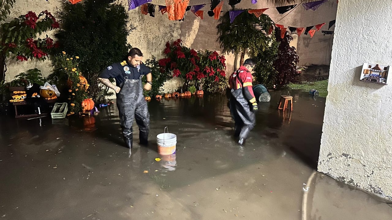 Granizada y lluvias provocan inundaciones en hospitales y colonias