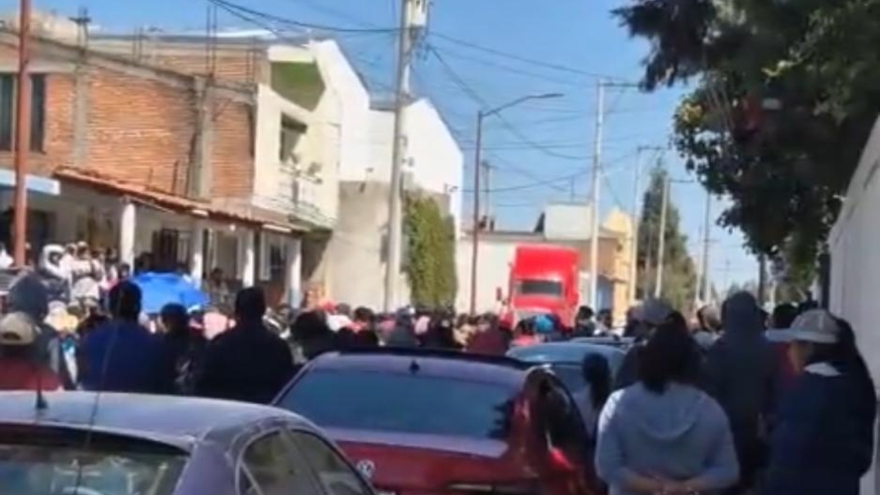 En Cholula, padres intentan linchar a conserje por presunto caso de abuso