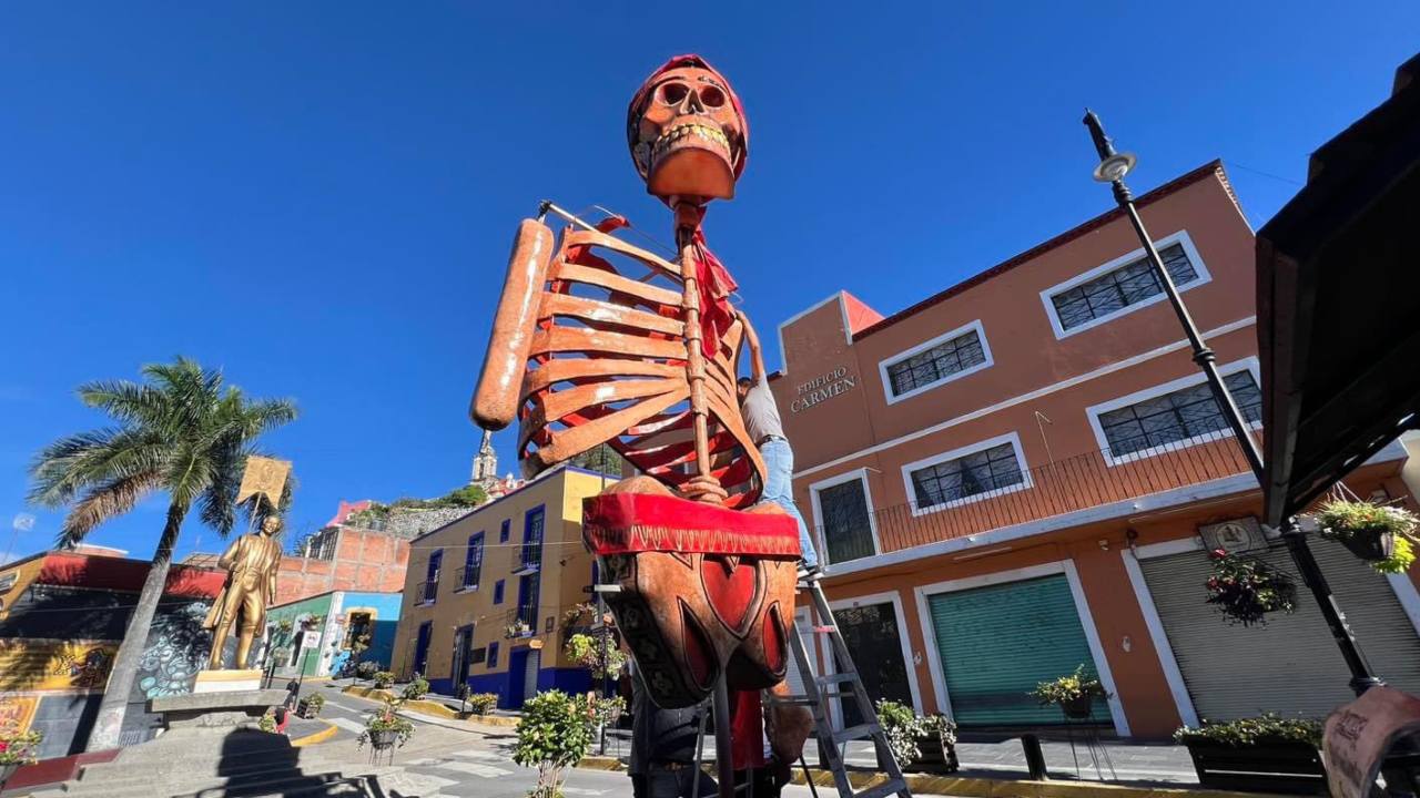 Comienza colocación de catrinas monumentales en Atlixco