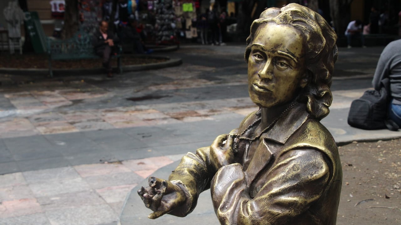 Piden reubicar estatua de Elena Garro por vandalismo