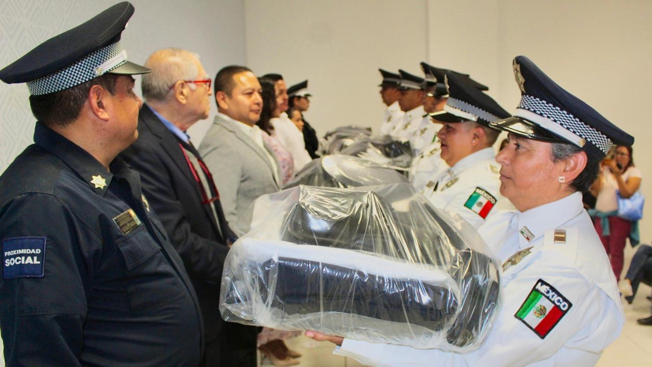 Entregan uniformes a policías de San Andrés