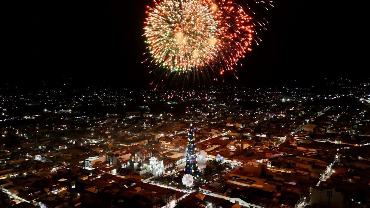 Chignahuapan inaugura la Navidad con árbol y esfera monumental
