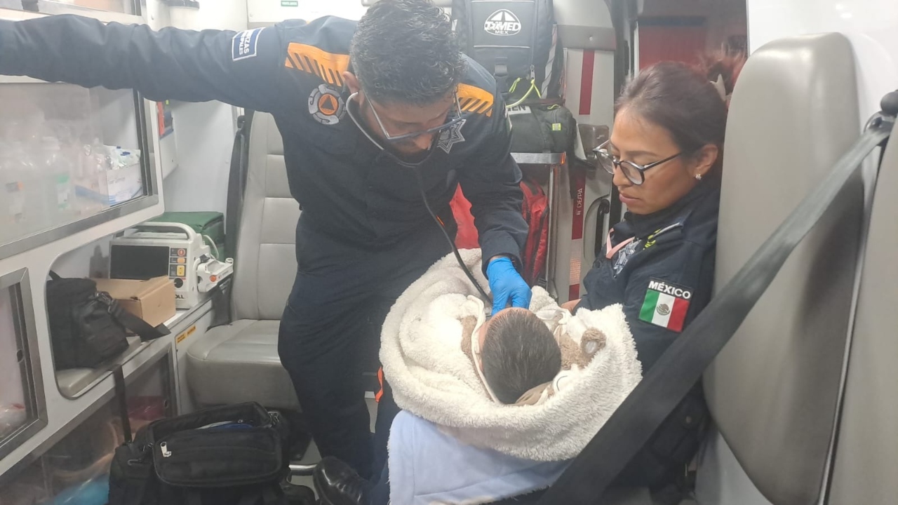 Rescatan a bebé de 10 meses en terreno baldío