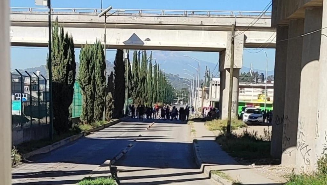 Manifestantes bloquean la estación Chachapa de RUTA Puebla