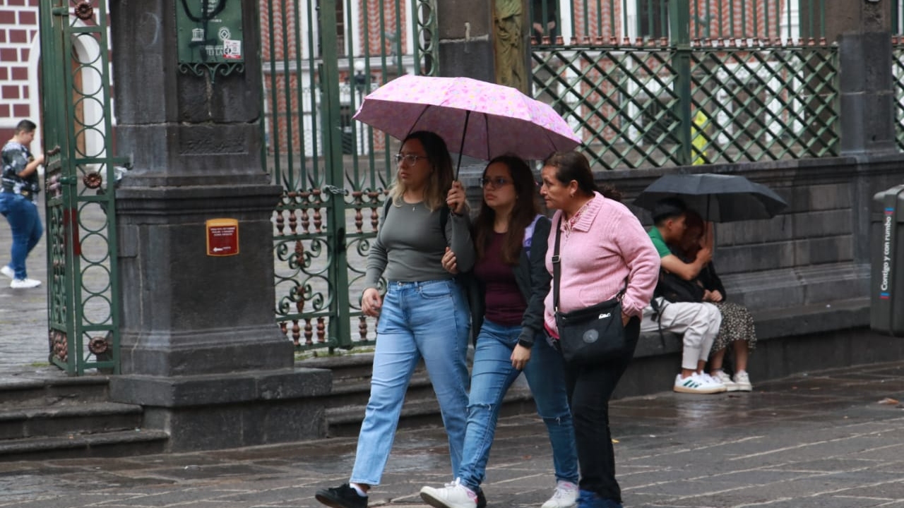 Lluvias y granizo provocan inundaciones y apagones en Puebla