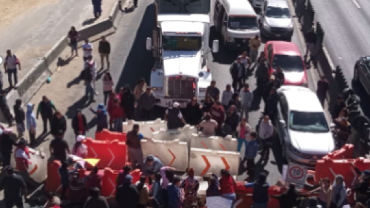 Reportan bloqueo en la México-Puebla por manifestantes