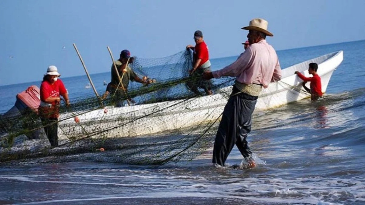Se hace viral Italiano que impide pesca en playas de Yucatán